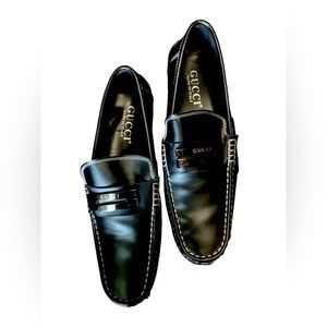 GUCCI BLACK LEATHER LOAFERS! GREAT CONDITION * small scuff outside of left shoe